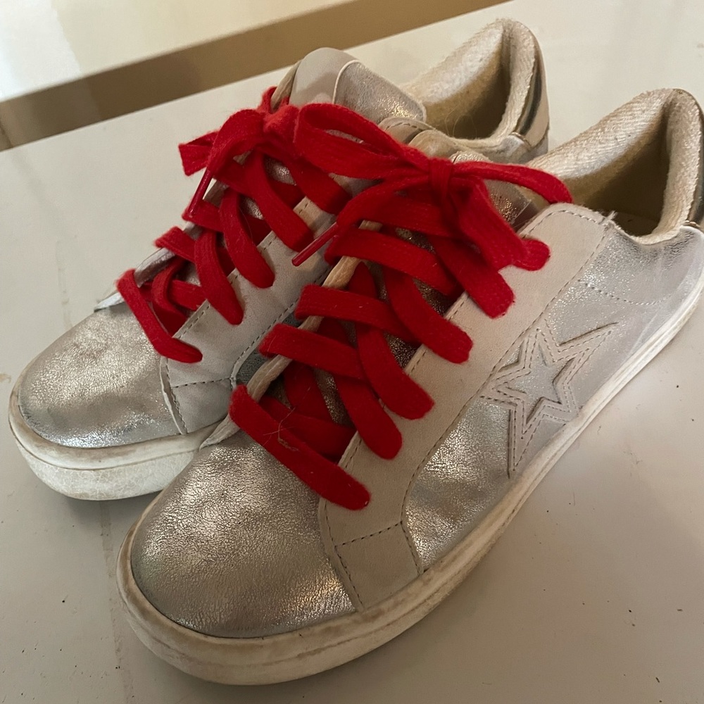 Trendy sneakers- gold and white- Size 8